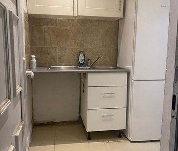 Studio Flat, Oulton Crescent, IG11 - Photo 4