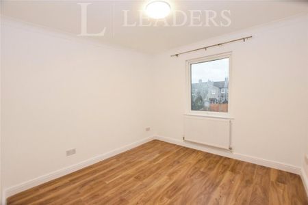 4 bedroom semi-detached house to rent - Photo 3