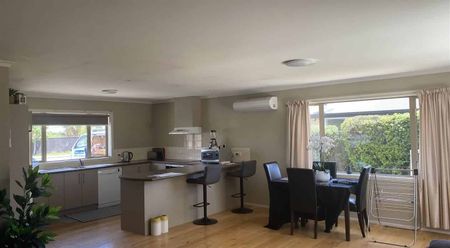 Spacious 4-Bedroom House in Prime Belfast Location - Photo 5