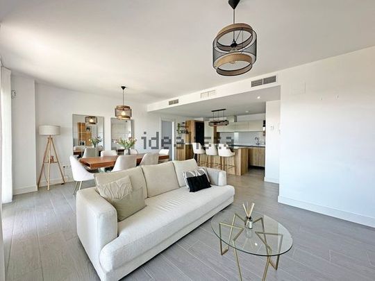 Alquiler de piso en Calle Arquitectos - Photo 1