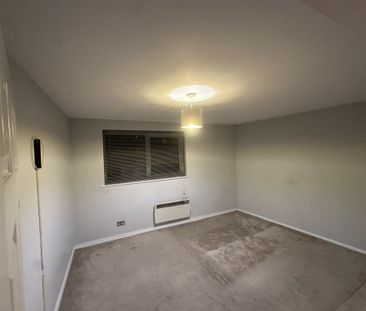 LONG LET. Bright and Spacious 1 Bedroom Flat Offers Generous Size L... - Photo 4