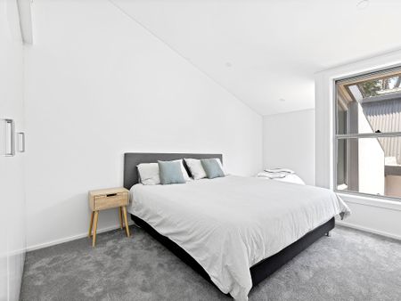 Luxurious as-new converted warehouse in boutique complex with lifestyle address - Photo 3