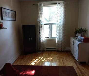 5 1/2 Upper duplex, 3-minute walk distance from Metro Monk, August - Photo 1