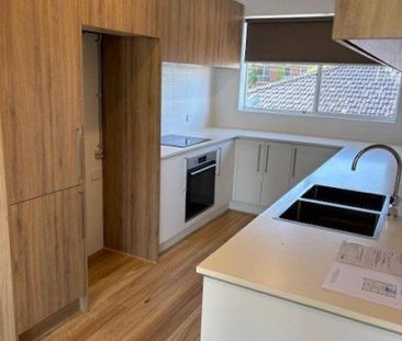 Unit in the heart of Thornbury, opposite Penders Park - Photo 3