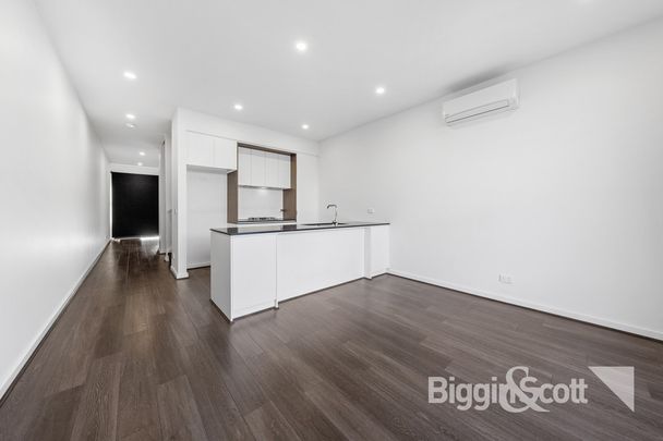 Modern Townhouse Rental - Prime Location! - Photo 1