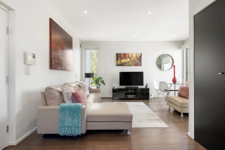 Spacious Two-Bedroom Apartment with Balcony & Parking - Photo 5