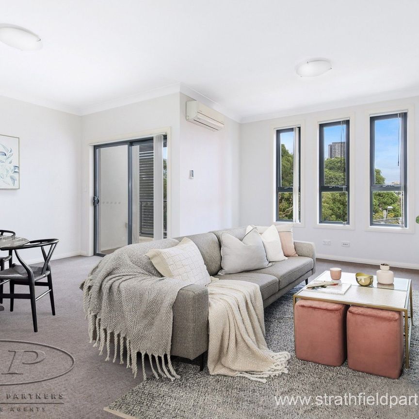 Modern 3 Bedroom Apartment in Boutique Block - Photo 1