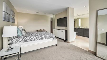 Upscale 3 Storey Townhome. Gourmet Kitchen, Private Elevator, Lock And Leave Ease. - Photo 5