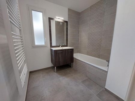 location Appartement T3 DE 65.3m² À RILLIEUX LA PAPE - Photo 5