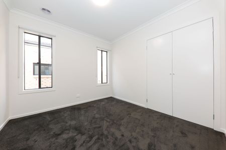 Generous Home with 4 bedroom & 2 living - Available now. - Photo 2