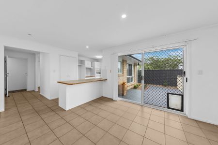 Family Home with Stunning Pool & Entertaining Area - Photo 2