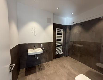 Neuwertige Wohnung mit exklusiver Ausstattung, Balkon & Fahrstuhl, in Iserlohn-Hennen zu vermieten - Photo 1