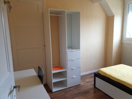 Location Appartement 4 pièces 66m² LE CREUSOT 71200 - Photo 4