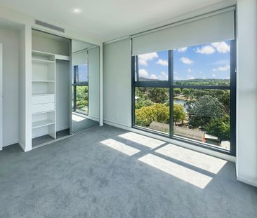 Amazing Two Bedroom Apartment in Lyneham - Photo 2