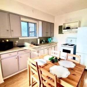 Appartement lumineux 2 pièces fermées + cuisine à 1 minute du métro D'Iberville! - Photo 2