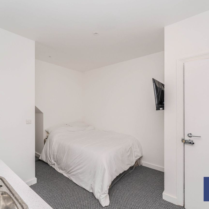 Studio to rent in Bond Street, London - Photo 1