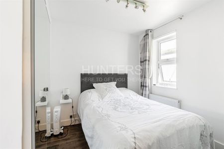 3 bedroom Flat To Let - Photo 2