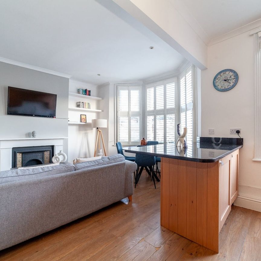 2 Bed Flat, St. Johns Road, TW9 - Photo 1