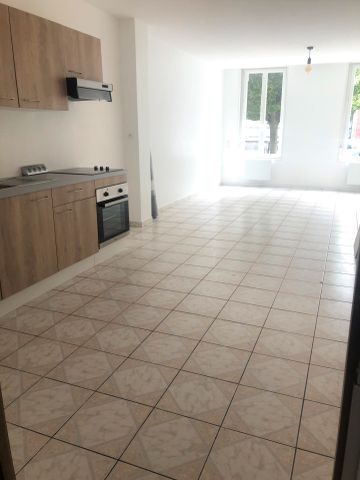 T3 EN DUPLEX ENTIEREMENT RENOVE AVEC COUR - Photo 2