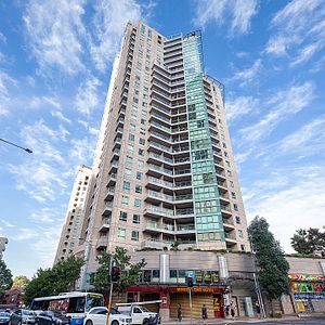 &ast;&ast; Deposit Taken &dollar;1&comma;150pw &ast;&ast; Massive Three Bedroom Apartment in the Heart of Chatswood - Photo 2