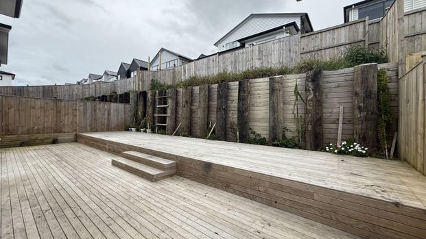 Large and luxurious in Flat bush - Photo 1