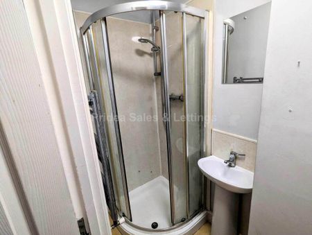 1 bedroom in a house share to rent - Photo 5