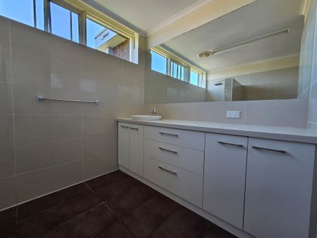 Large Space, Clean Two Bed Bayside Home - Photo 4