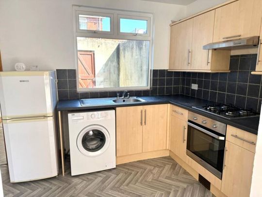 Partly Furnished 2 Bedroom Terrace - Photo 1