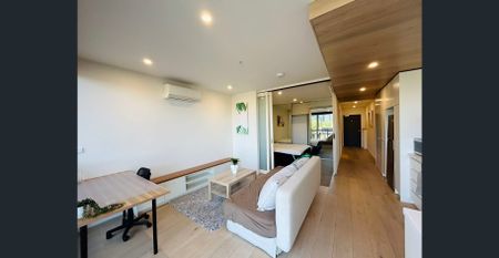 Fully Furnished 1B1B Designer Boutique Apartment In West Melbourne - Photo 2