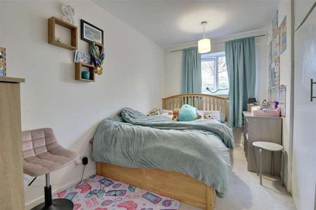 Frobisher Close, Gosport, PO13 - Photo 3