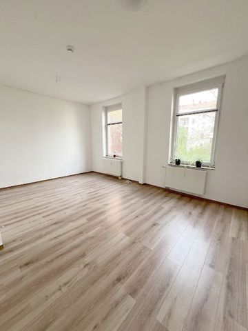 Helle & moderne 2-Zimmer-Altbauwohnung mit Einbauküche in zentraler Lage - Photo 2