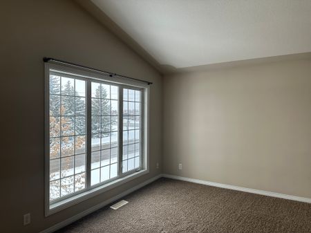 Spacious 2 Bed Apartment + Covered Parking included - Pet Friendly - Photo 3