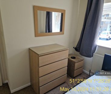 3 bedroom end of terrace house to rent - Photo 3