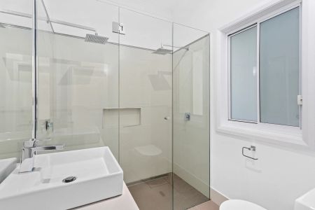 Charming Renovated Cottage - Photo 3