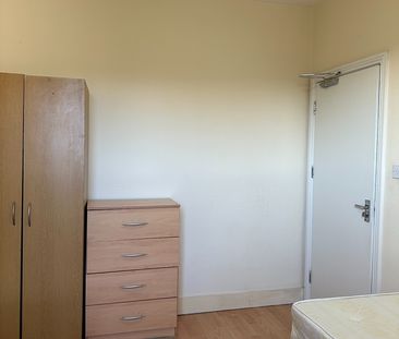 Room in a Shared House, Leslie Road, E11 - Photo 1