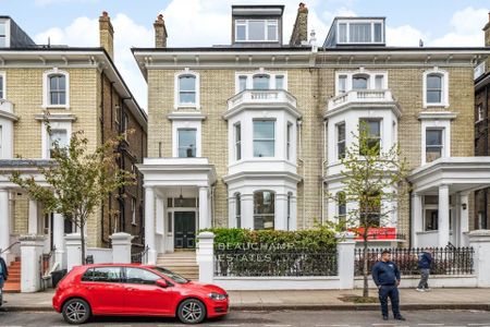 A spacious 3,033 sq ft triplex boasting its own private garden, on one of Chelsea’s most desirable, tree-lined roads - Photo 3