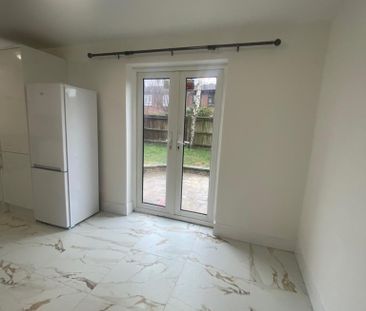 3 bedroom terraced house to rent - Photo 6