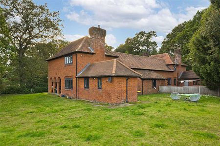 A semi-detached character cottage with a modern interior in the sought after village of Frensham. - Photo 3