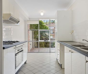 Unique Ground Floor Unit with Garden - Photo 4