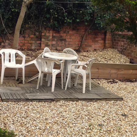 Fantastic house near town centre, hospital, shops and theatre, Yellow - Photo 4