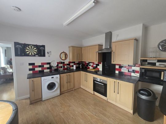 2 bed Flat - To Let - Photo 1