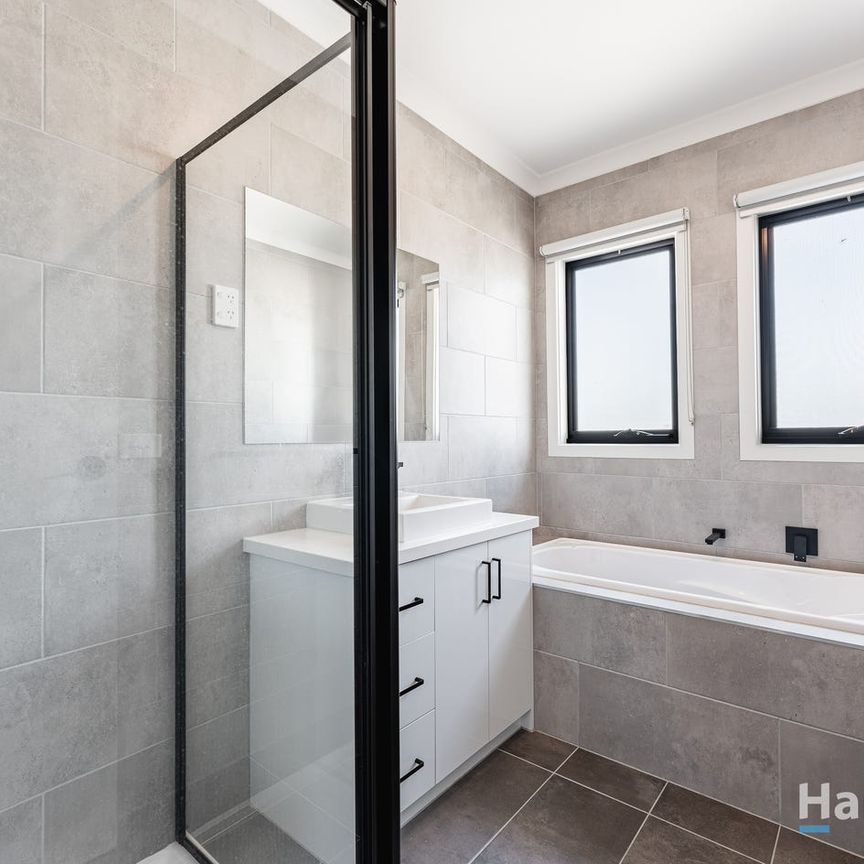 Modern & Stylish Townhouse! - Photo 1