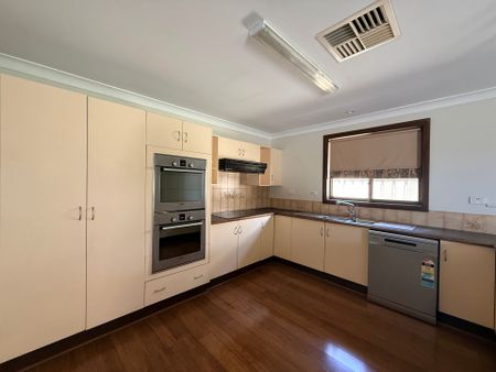 SPACIOUS FAMILY HOME - Photo 5