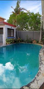 Lovely family home with a pool - Photo 3