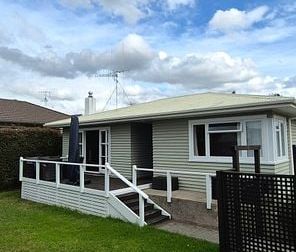 Fully-furnished 2BR Home in Greerton - Photo 1