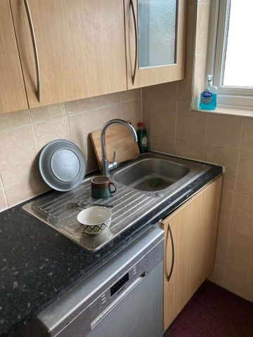 1 bedroom in a flat share to rent - Photo 2