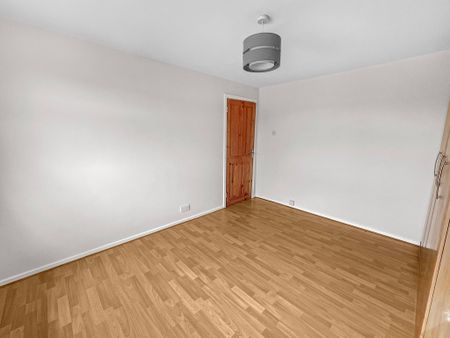 A three bedroom mid-terrace house with a private garden and a garage included, situated just off Histon Road and a short cycle to the city centre. Available to let now. - Photo 4