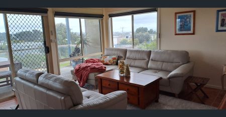 Spacious luxury home with spectacular 180 deg bayview and two independent living zones - Photo 2