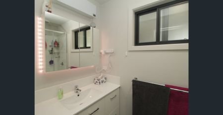 3-BEDROOM CABIN IN NICHOLSON RIVER HOLIDAY PARK - Photo 3