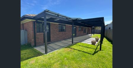 Three Bedroom Brick Home - Photo 3